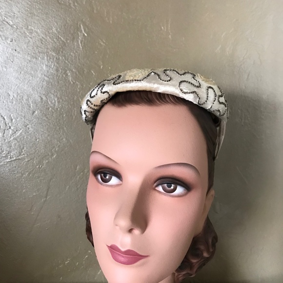 ELEGANT 1950s\' OFF WHITE SATIN BEADED JULIET CAP main image 8